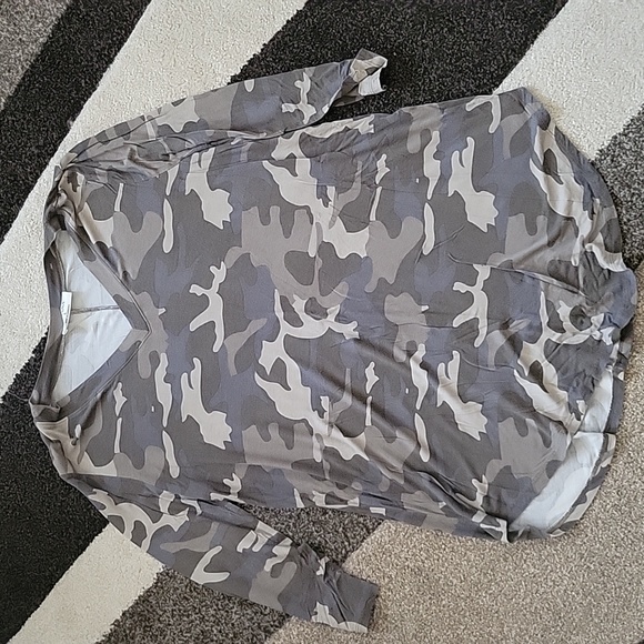 Zenana Outfitters Tops - Zenana 3/4 Sleeve Camo Top